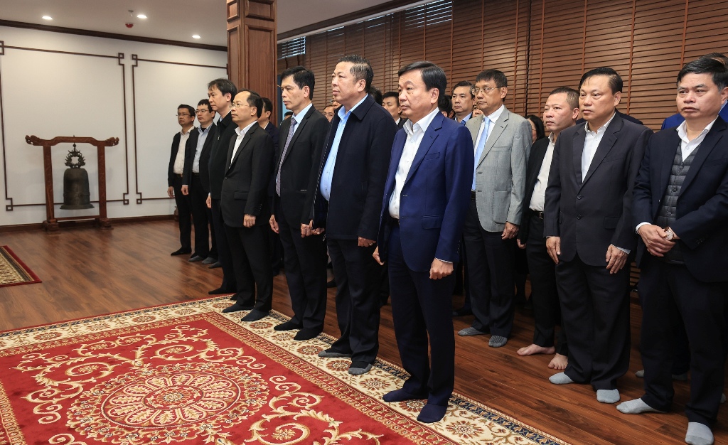 Lãnh đạo Bộ GTVT dâng hương Chủ tịch Hồ Chí Minh nhân kỷ niệm 95 năm ngày thành lập Đảng